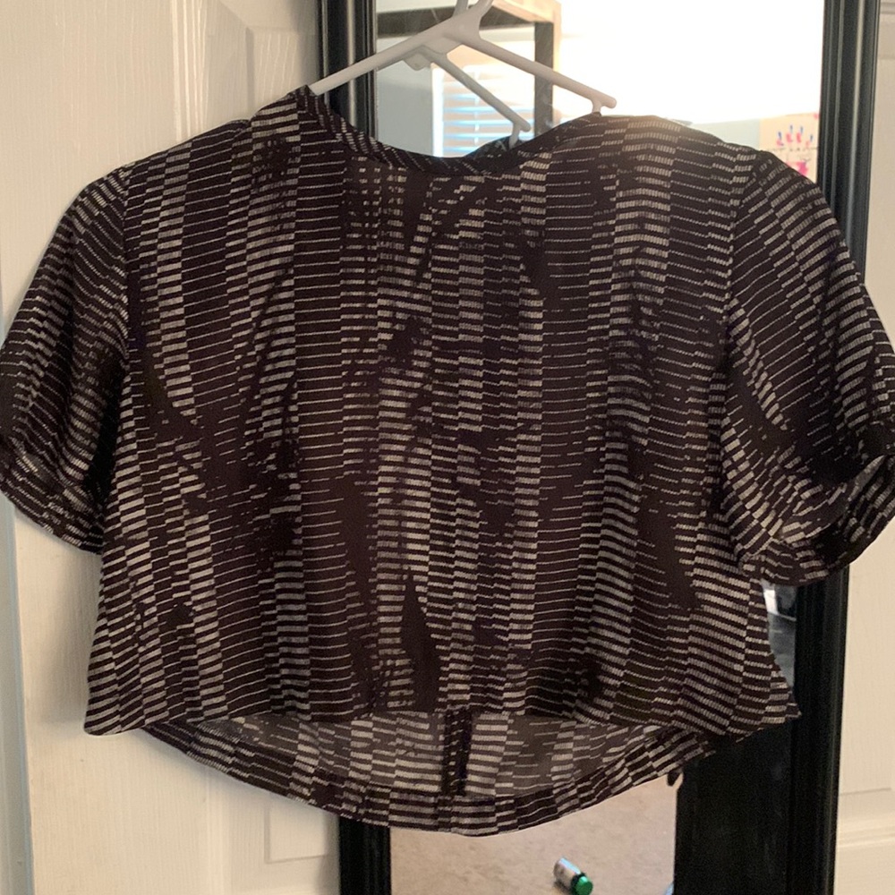 White and black crop top size XS